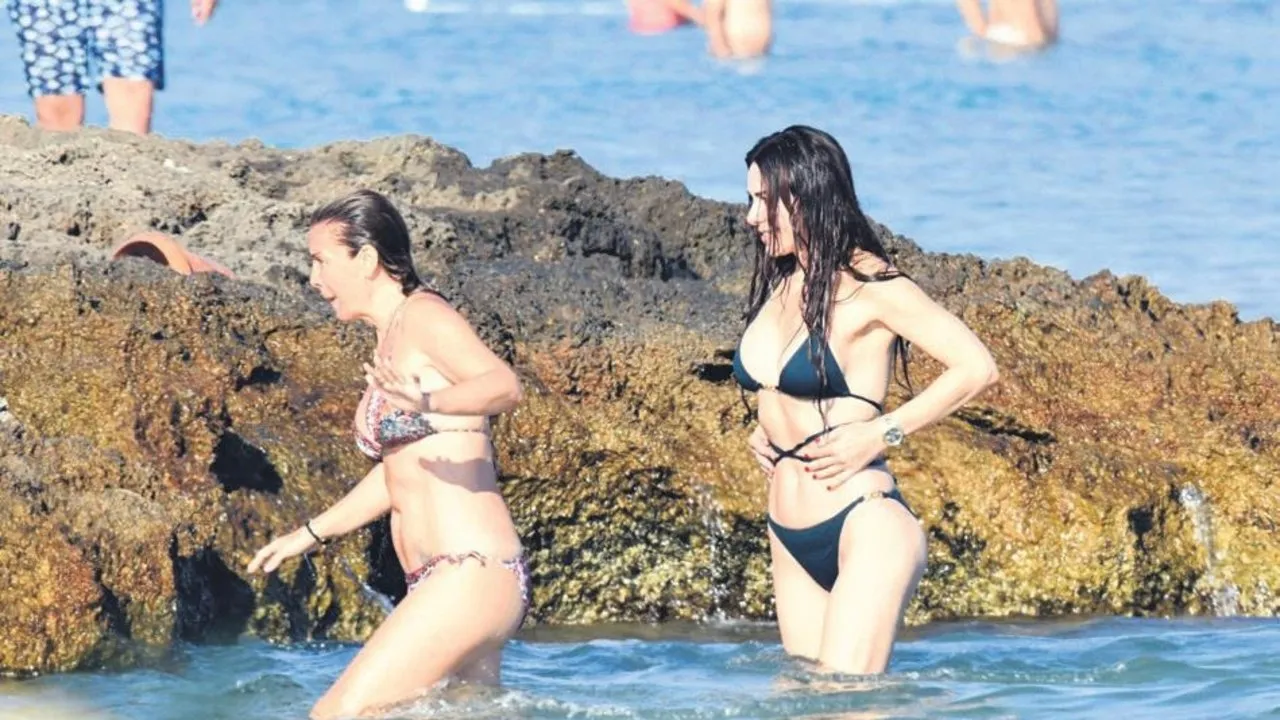 Çeşme güzeli Defne Samyeli, siyah bikinisiyle düşman çatlattı