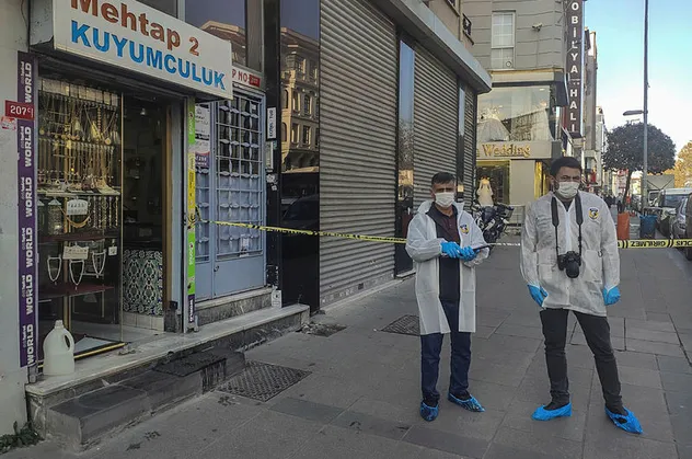 İstanbul'un göbeğinde gündüz vakti kuyumcu soygunu! Çuvallarla kaçtılar