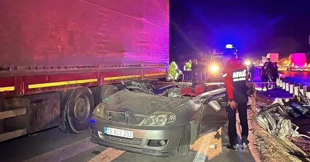 Lastiği patlayan tıra çarpan otomobil paramparça oldu: 1 ölü