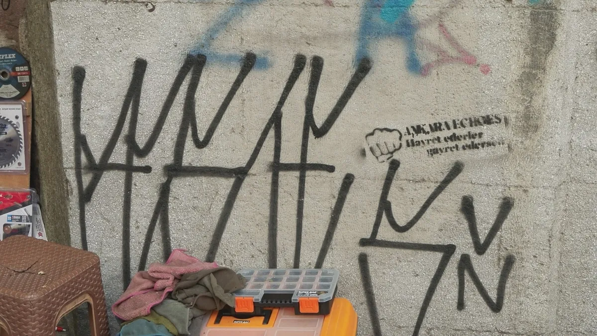 1788938048713.jpeg Galata Bedesteni'nin duvarlarına grafiti çizildi; 9 kubbeli yapı bakımsızlık ve vandalizmle yıpranıyor-5