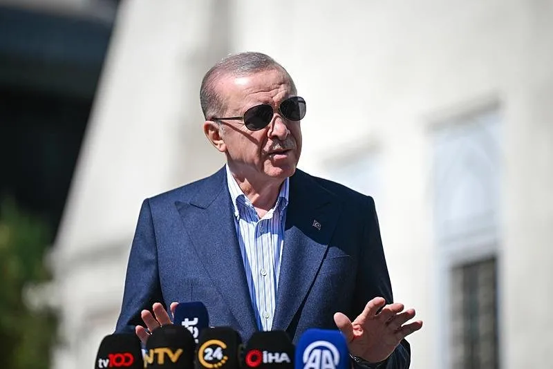 Başkan Erdoğan, cami çıkışında basın mensuplarının sorularını yanıtladı. (AA)