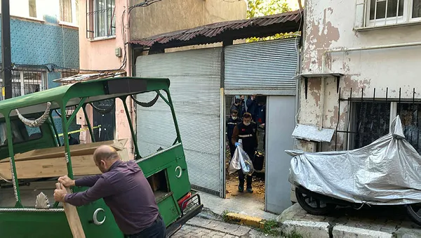 1638860547104.jpg Beyoğlu'nda korkunç olay! 60 yaşındaki adam bıçaklanarak öldürülmüş şekilde bulundu! Oğlu gözaltında-6