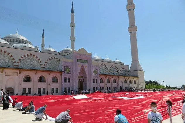 350 öğrenci Çamlıca Camii avlusunda dev Türk bayrağı açtı