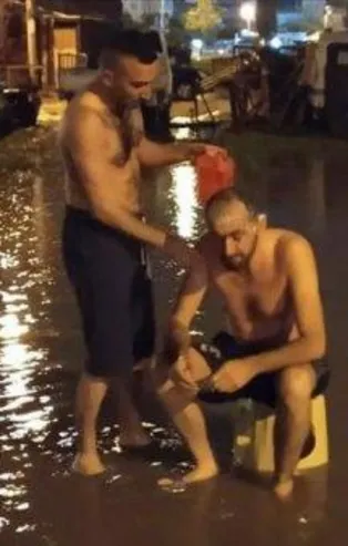 2019 yılında evinde su bulamayan İzmirli sokakta duş alıyor!