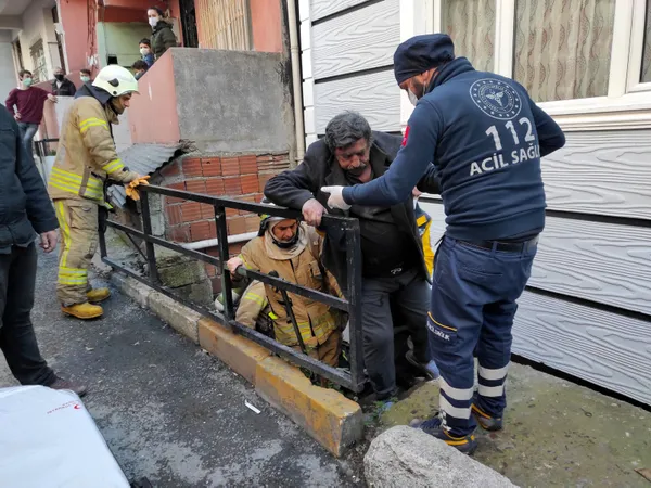 beyoglunda-evde-cikan-yanginda-engelli-kocasinin-mahsur-kaldigini-goren-kadin-bayildi-1607694980270.jpg Beyoğlu'nda evde çıkan yangında engelli kocasının mahsur kaldığını gören kadın bayıldı-4