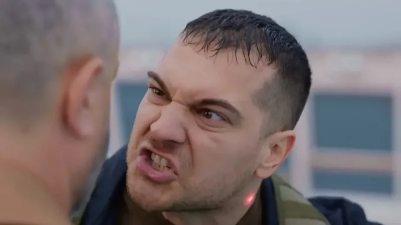 gaddar-dizisinde-bicak-kemige-dayandi-bu-ayrilik-finale-goturur-basrol-degisikligi-1713707411228.jpeg Bu ayrılık finale götürür! Gaddar dizisinde bıçak kemiğe dayandı; Başrol değişikliği...-4