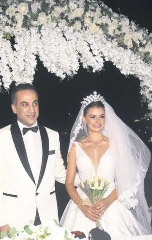 Mustafa Sandal'dan Defne Samyeli'ye zeytin dalı