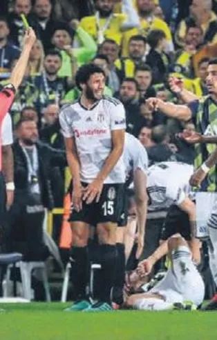 Derbide kartlar havada uçuşuyor