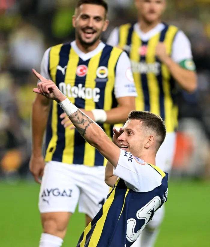 ingiliz-ekibinin-hocasi-postecoglou-sebastian-szymanskiye-kancayi-takti-fenerbahce-yonetiminin-beklentisi-ise-1705708854120.jpeg