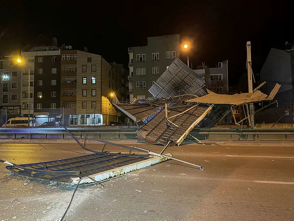 Bursa'da etkili olan lodos nedeniyle uçan çatı metro güzergahına düştü-1