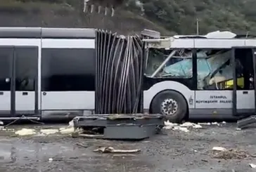 İBB metrobüsü kepçe ile parçalattı!