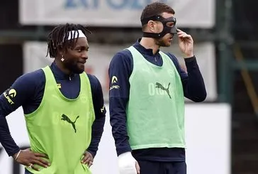 Edin Dzeko maske ile antrenmanda!
