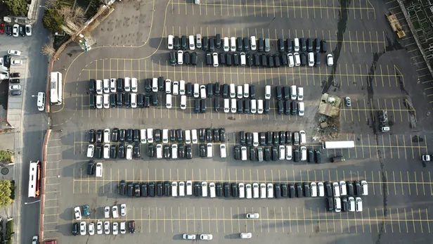 İstanbul'da yüzlerce lüks araç otoparklara çekildi-2