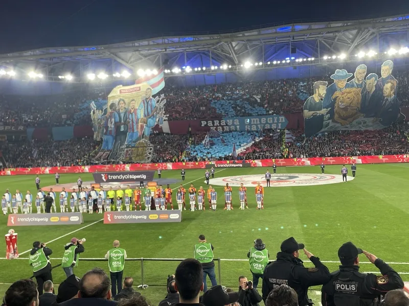 trabzonspor-tribunlerinden-galatasaray-ve-ugurcan-cakir-icin-koreografi-1775322706486.jpg Trabzonspor tribünlerinden Galatasaray ve Uğurcan Çakır için koreografi: "Paraya karşı emeğin savaşı"-2