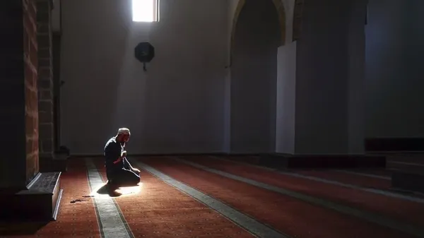 Prof. Dr. Nihat Hatipoğlu yazdı: Namaz dinin direğidir-13