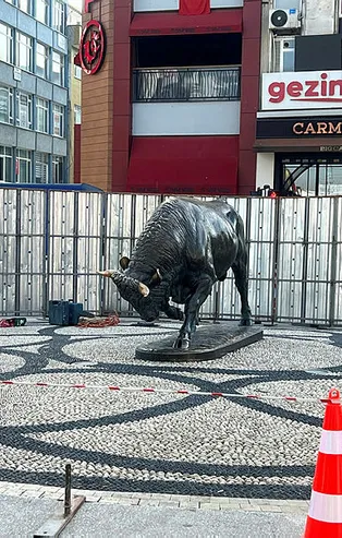 Kadıköy'ün simgesi Boğa Heykeli bakıma alındı