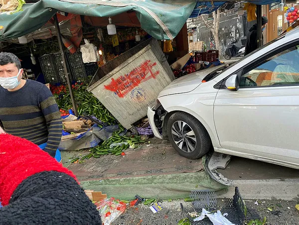 1617357003953.jpg İstanbul'da kontrolden çıkan araç 2 kadına çarpıp manava girdi - 2
