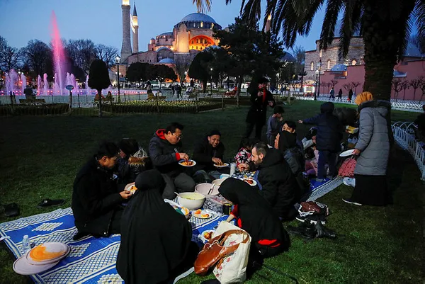sultanahmet-meydaninda-ilk-iftar-heyecani-1679595728234.jpg