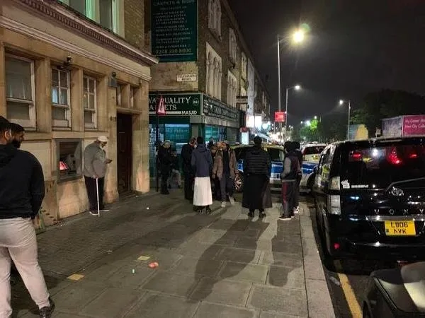 Londra'da saldırgan silahla camiye girmeye çalıştı!-4