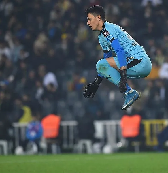 Koronavirüs vakaları sonrası Fenerbahçe'de Berke Özer'e koruma kalkanı!-3