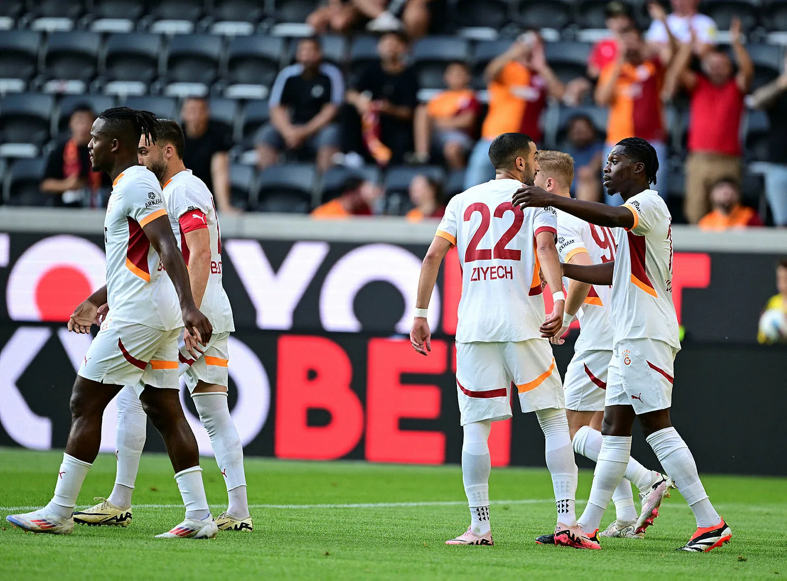 Galatasaray'ın yıldızı İngiltere'ye uçtu! Ada basını görüşeceği takımları yazdı - 1