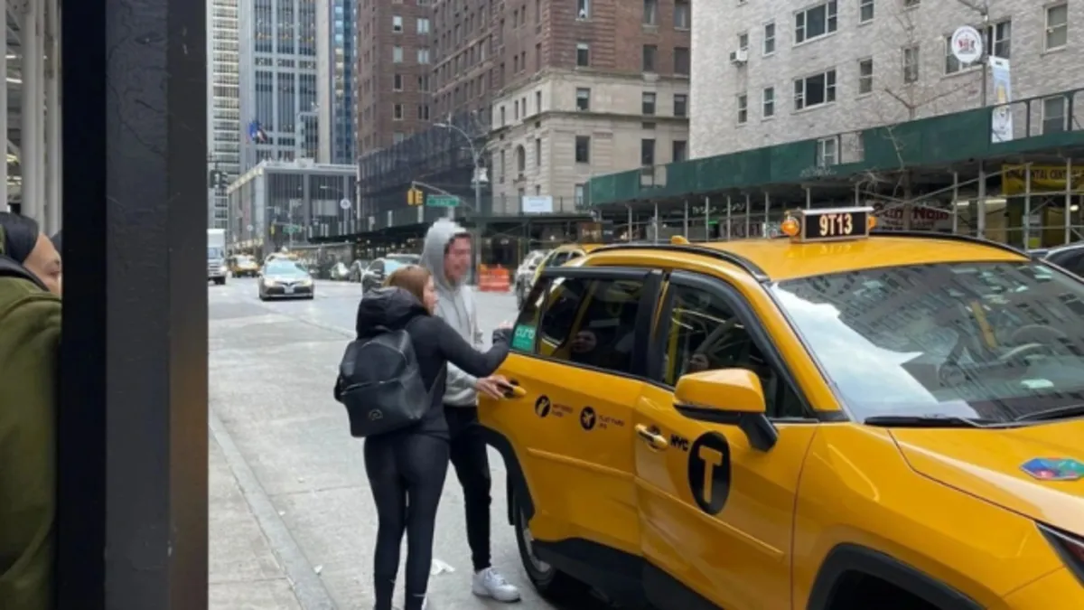 Katil oğlunu ABD’ye kaçıran canavar anne Eylem Tok’tan Manhattan’da bir otelde kayıtsız kalmak için rüşvet teklifi! Meğer Timur Cihantimur 5 kez hız cezası yemiş