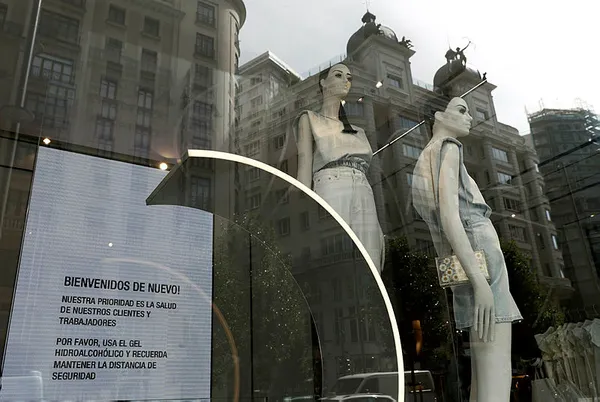 zaranin-kurucusu-inditex-1200den-fazla-magazasini-kapatma-karari-aldi-1591858454927.jpg Koronavirüsten etkilenen Zara’nın kurucusu İnditex, 1200’den fazla mağazasını kapatma kararı aldı-3