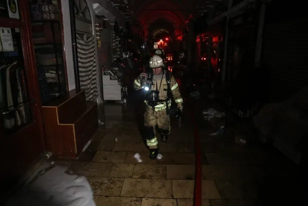 İstanbul'da Kapalıçarşı'nın çatı kısmında yangın-3