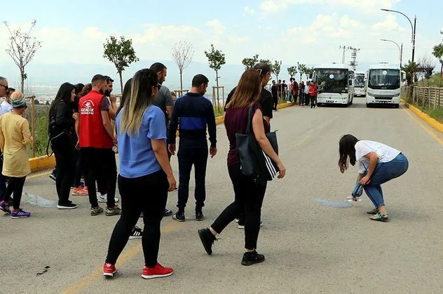 Erzurum'da "Gizemli Yol" vatandaşların ilgi odağı oldu! Yer bulunmuyor...