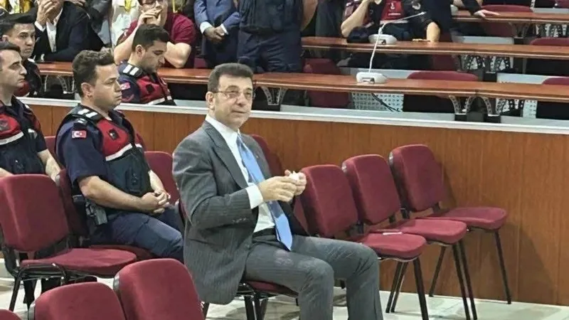 chpde-bas-benim-kavgasi-buyuyor-adayligim-devam-ediyor-resti-imamoglunun-ozel-rahatsizligi-ve-mansur-yavasin-h-1768211709746.jpeg CHP'de "baş benim" kavgası büyüyor! "Adaylığım devam ediyor" resti: İmamoğlu'nun "Özel" rahatsızlığı ve Mansur Yavaş'ın hazırlığı-4