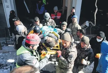 4 büyüklerin futbolcuları depremzedelerin yaralarını sarmak için dört koldan çalışıyor