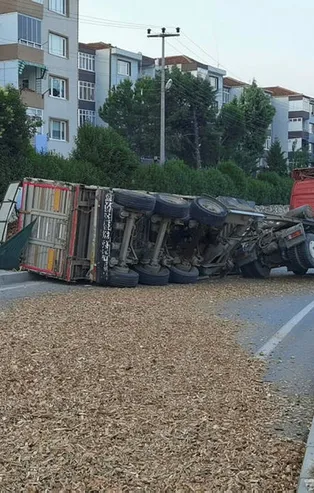 Bursa'da kontrolden çıkan TIR devrildi! Yol trafiğe kapandı