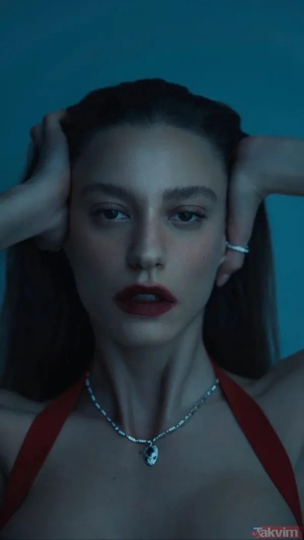 Serenay Sarıkaya Tiyatro Sahneledi Mi? 2019-2023 Yılında Alice Karakteri İle Alice Müzikali'nde Rol Almıştır.