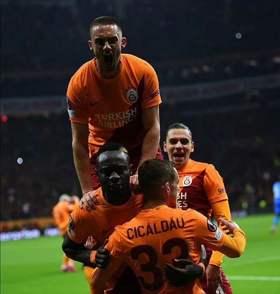 avrupanin-onemli-takimlari-galatasarayi-mercek-altina-aldi-1637964870961.jpeg Avrupa'nın önemli takımları Galatasaray'ı mercek altına aldı-3