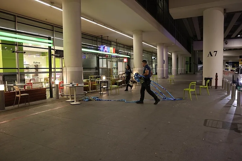 izmirde-havalimani-karisti-1i-komiser-4-polis-yaralandi-1783499289090.jpeg İzmir'de havalimanı karıştı: 1'i komiser 4 polis yaralandı!-4