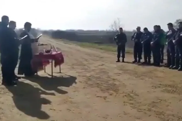 Sonunda bu da oldu! Türkiye sınırına gelen papaz Yunan polisini kutsadı