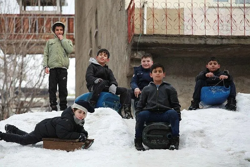 Hakkari'nin Şemdinli ilçesi Moda Mahallesi'nde toplanan çocuklar, karda eğlenceli anlar yaşadı.