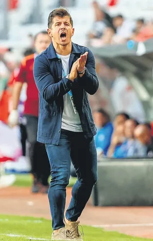 Emre Belözoğlu'nun performansı parmak ısırtıyor! Başakşehir’in başında çıktığı 18 haftada 40 puan topladı