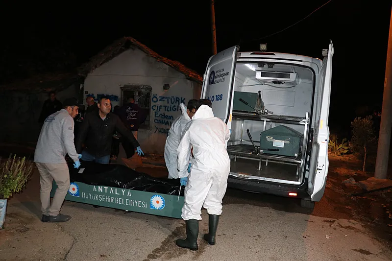 Hayatını kaybeden Menekşe Arslan'ın cenazesi Antalya Adli Tıp Kurumu Morguna kaldırıldı (DHA)