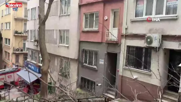 Beyoğlu'nda ağaç binanın üzerine düştü