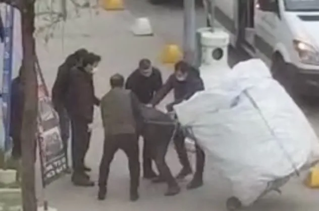 AK Partili Aydoğan Ahıakın'dan Kadıköy'de kağıt toplayan çocuğu darbeden İBB zabıta memurlarına sert tepki: Soruşturma başlatılsın!