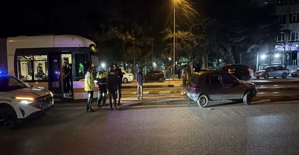 Direksiyonun hakimiyetini kaybetti tramvay yoluna girdi