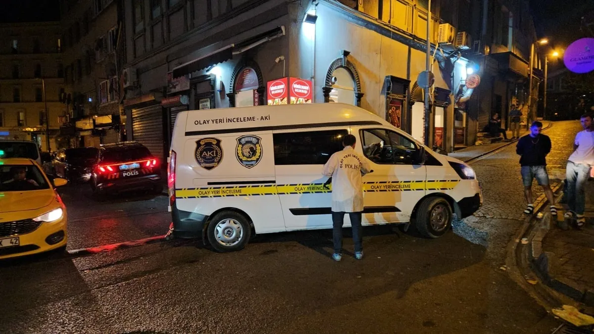 Fatih'te komşu iki esnaf arasında silahlı kavga: Pompalı tüfekle vurulan 1 kişi hayatını kaybetti