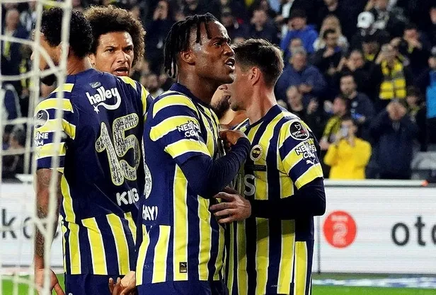 fenerbahce-evinde-hataysporu-4-golle-gecerek-liderlik-koltugunu-geri-aldi-1672169029109.jpeg