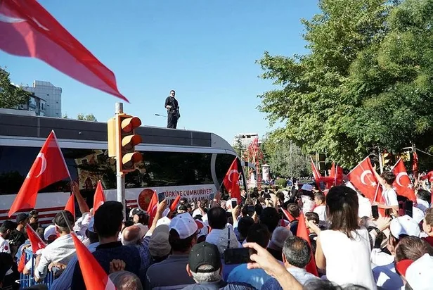 Başkan Erdoğan Eskişehir'de vatandaşların sevgi gösterisini karşılıksız bırakmadı-1