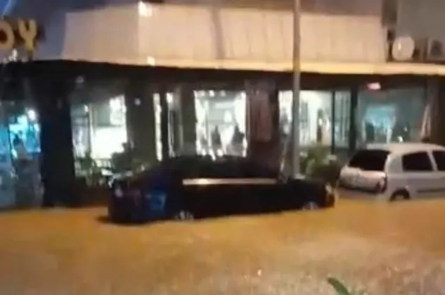 Alanya’da sağanak yağış sonrası evleri, iş yerlerini ve okulu su bastı