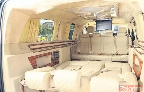 Sanatçı, Sosyal Medyadaki Canlı Yayınlarını Da Minibüsünden Yapıyor.