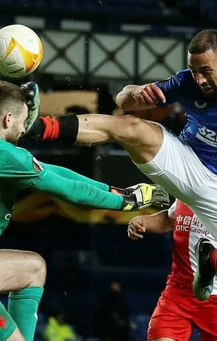 UEFA Avrupa Ligi'nde nefeslerin tutulduğu an! Yüzüne tekme attı: Kanlar içinde yerde kaldı