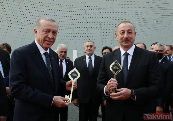 Azerbaycan Cumhurbaşkanı Aliyev'den Başkan Erdoğan'a samimi karşılama: Uçaktan iner inmez sarıldılar... Halter şov - 5