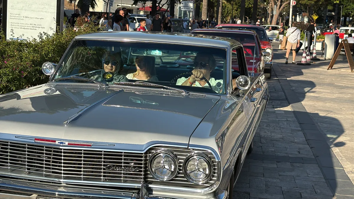 1791655352758.jpg Klasik otomobiller Bodrum sokaklarını renklendirdi: 150 bin dolarlık klasik ilgi odağı oldu-5